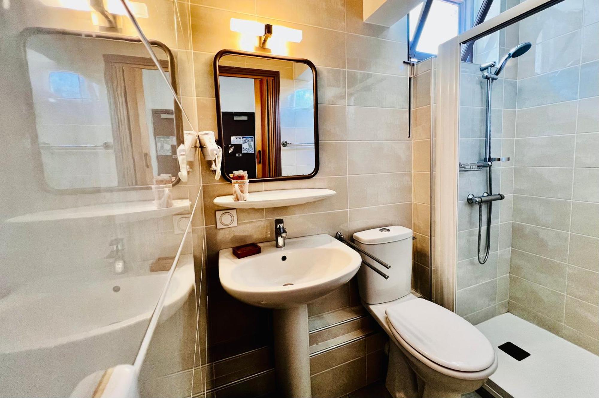 L'Escoundillou Hotel Saint-Jacques-des-Blats Bagian luar foto